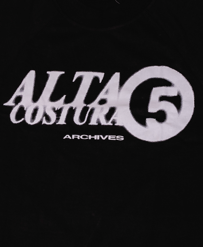 BLACK TEE W/ DISTRESSED PRINTING