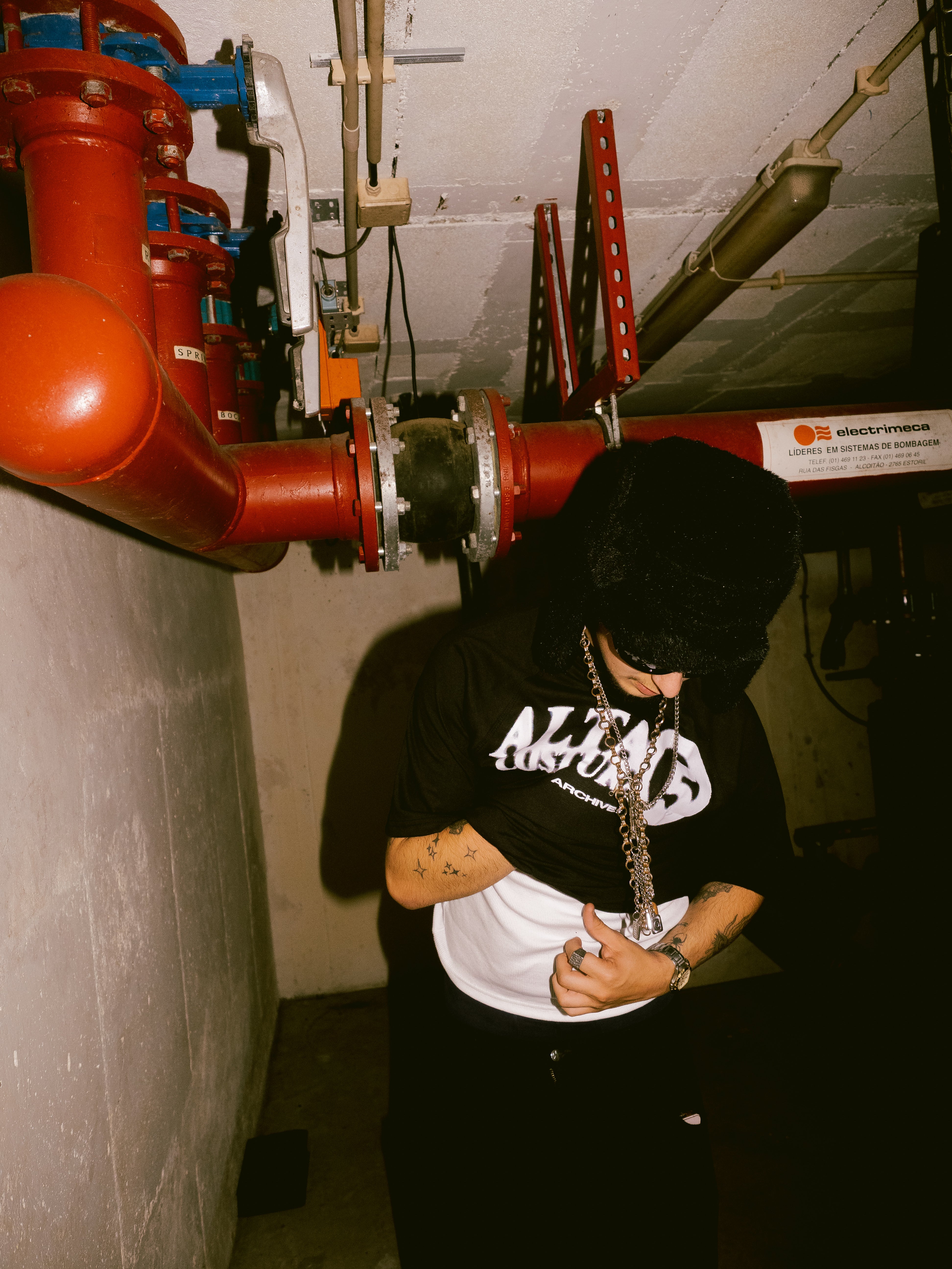 BLACK TEE W/ DISTRESSED PRINTING