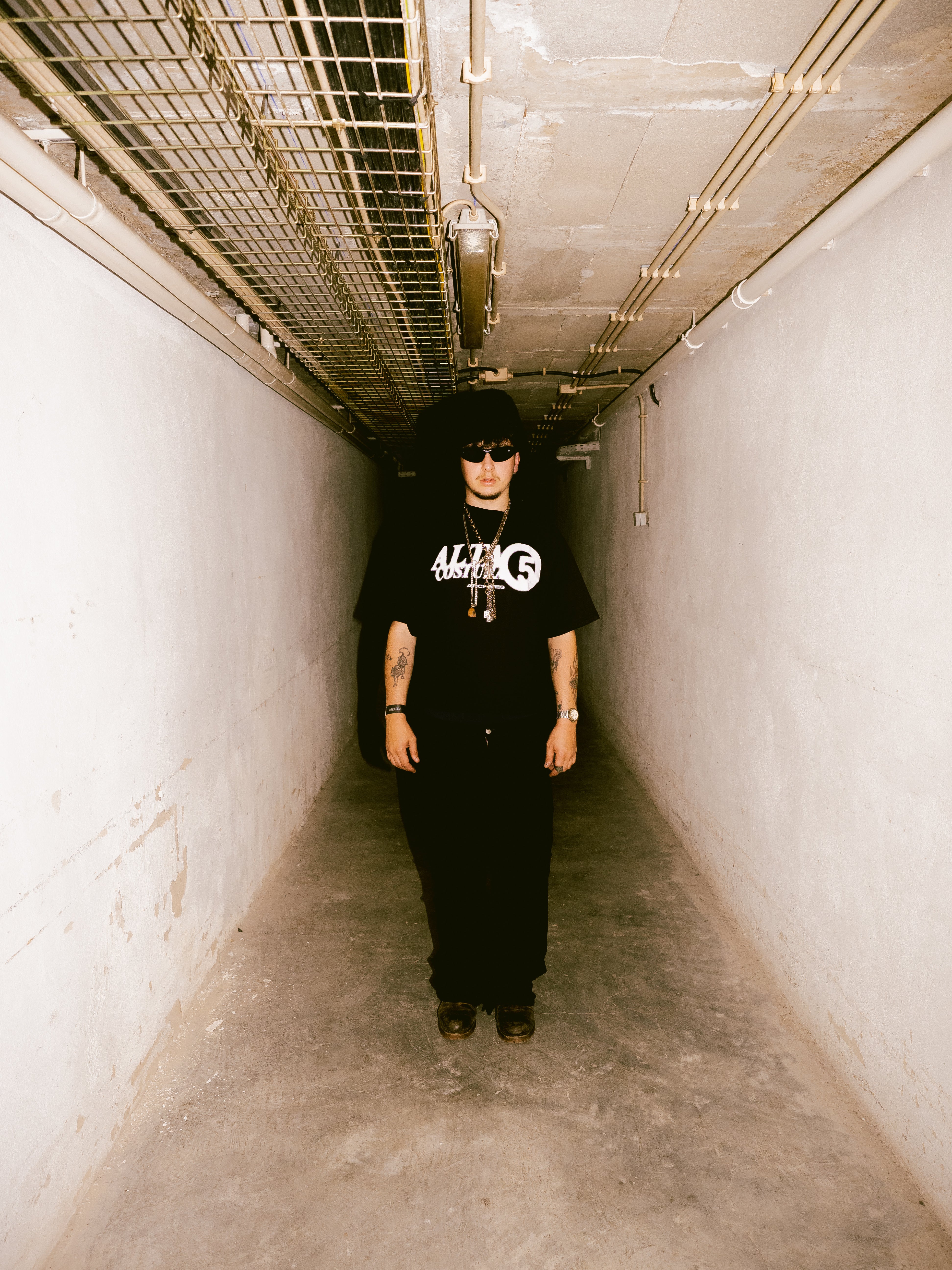 BLACK TEE W/ DISTRESSED PRINTING